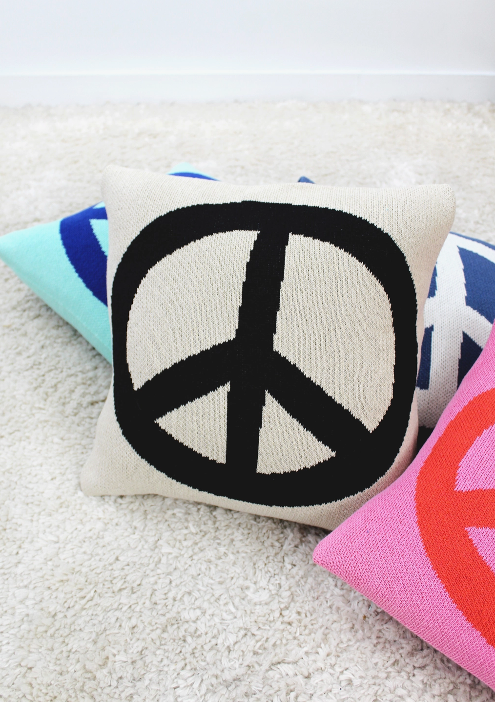 PEACE SIGN PILLOW - BLACK/NATURAL