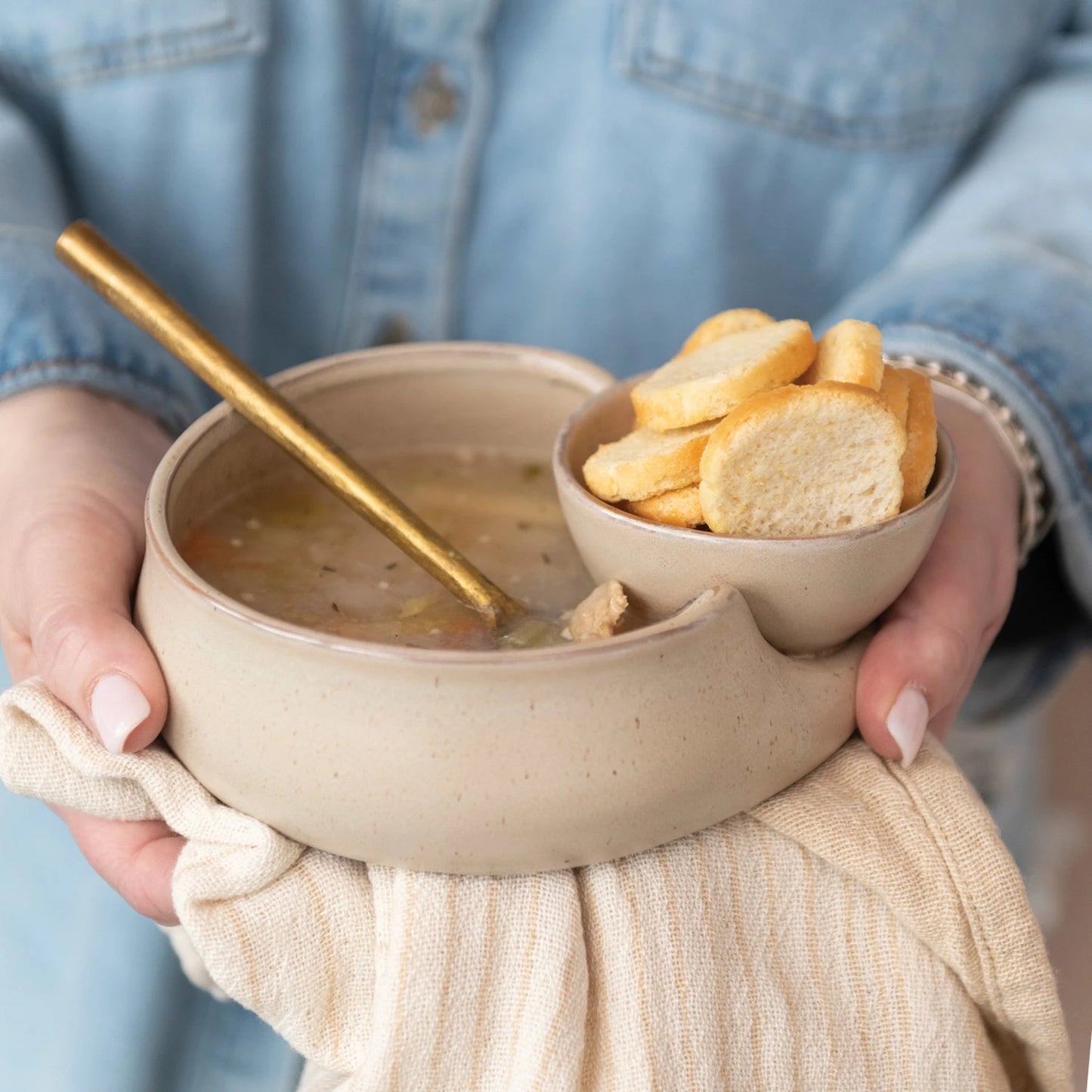 STONEWARE CRACKER & SOUP BOWL