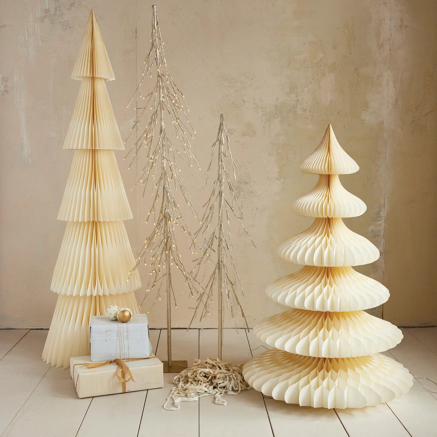 PRE-LIT PLASTIC TREE W/PLUG