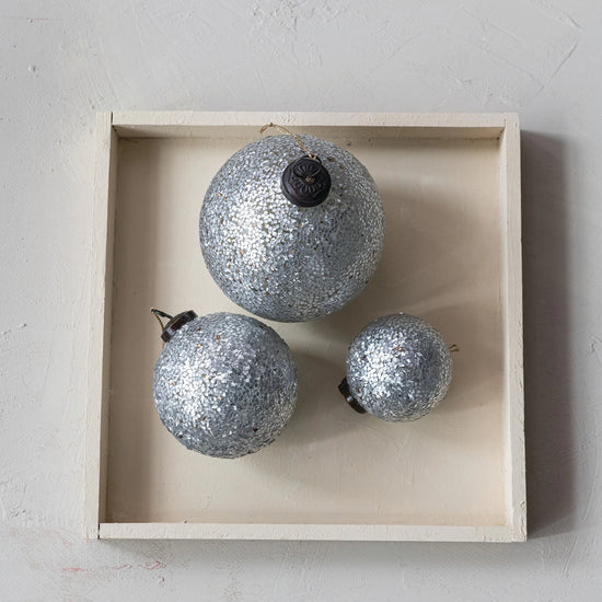 GLASS BALL W/MICA FLAKES ORNAMENT - MEDIUM